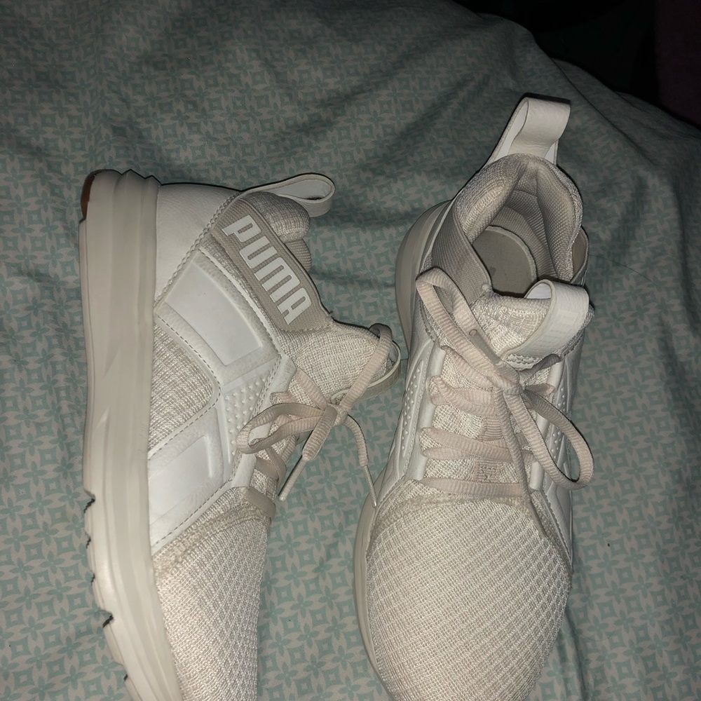 white/cream pumas